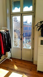 Porte-fenêtres bois avec volets intérieurs à Toulouse